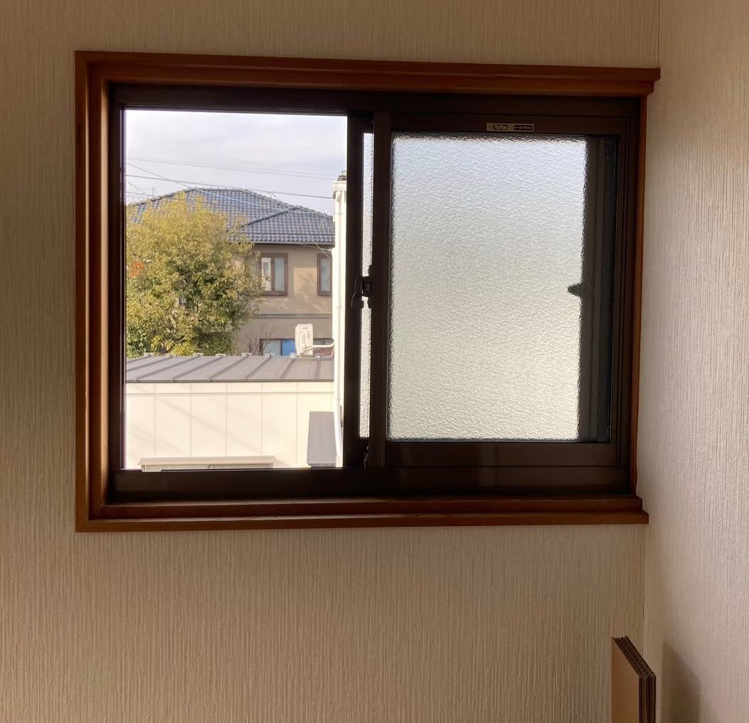 ネットアスの［安曇野市］外窓交換（カバー工法j）＊階段の施工前の写真1