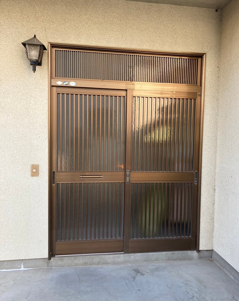 ネットアスの［安曇野市］玄関引戸リフォーム＊リシェント玄関引戸の施工前の写真1