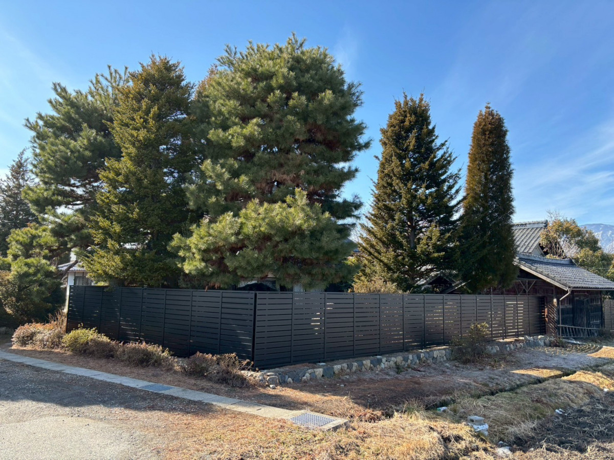 ネットアスの【安曇野市】瓦屋根付きの土塀を撤去してフェンスを施工の施工後の写真1