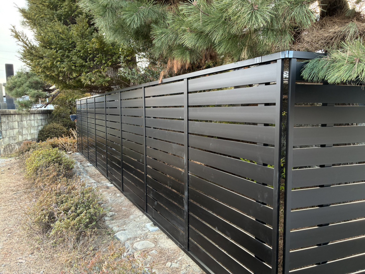 ネットアスの【安曇野市】瓦屋根付きの土塀を撤去してフェンスを施工の施工後の写真2