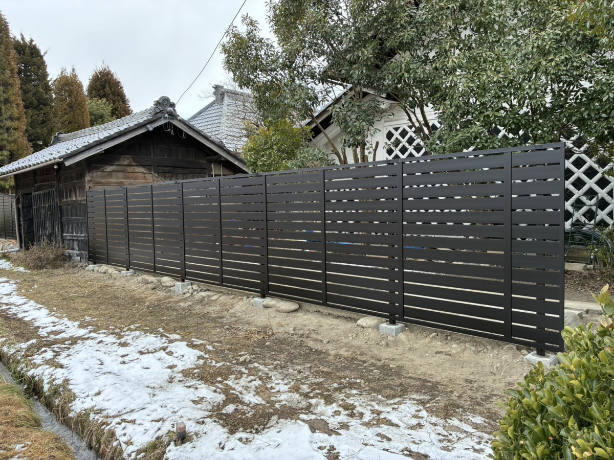 ネットアスの【安曇野市】瓦屋根付きの土塀を撤去してフェンスを施工の施工後の写真3