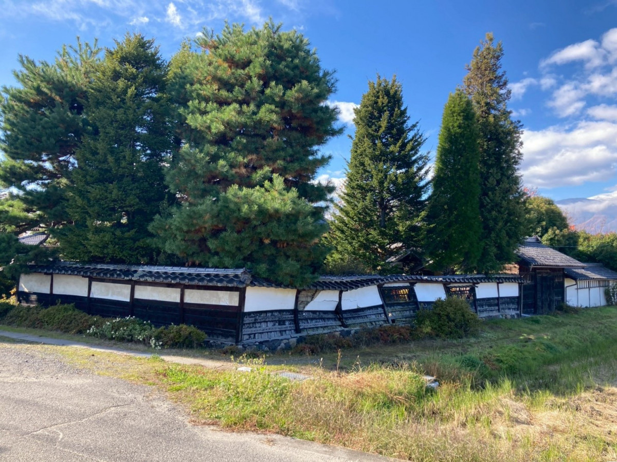 ネットアスの【安曇野市】瓦屋根付きの土塀を撤去してフェンスを施工の施工前の写真1