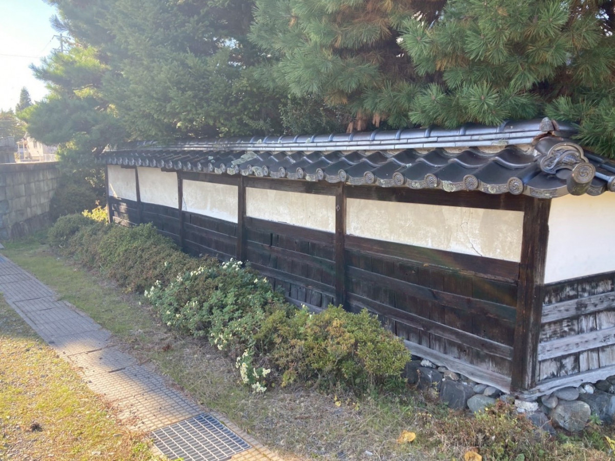 ネットアスの【安曇野市】瓦屋根付きの土塀を撤去してフェンスを施工の施工前の写真2