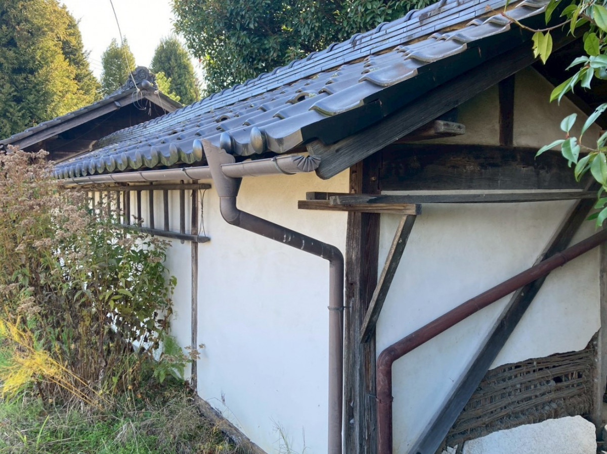 ネットアスの【安曇野市】瓦屋根付きの土塀を撤去してフェンスを施工の施工前の写真3