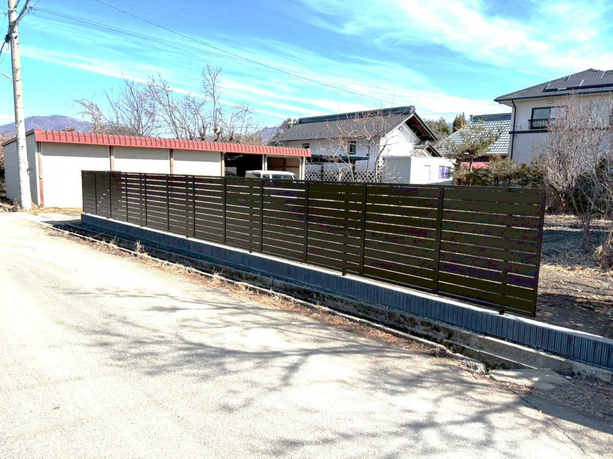 ネットアスの【安曇野市】ぶどう棚などを伐採してブロックとフェンスを施工の施工後の写真1