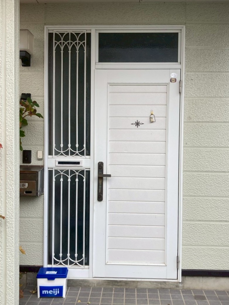 ネットアスの［安曇市］玄関ドア交換＊LIXILリシェント玄関ドアの施工前の写真1