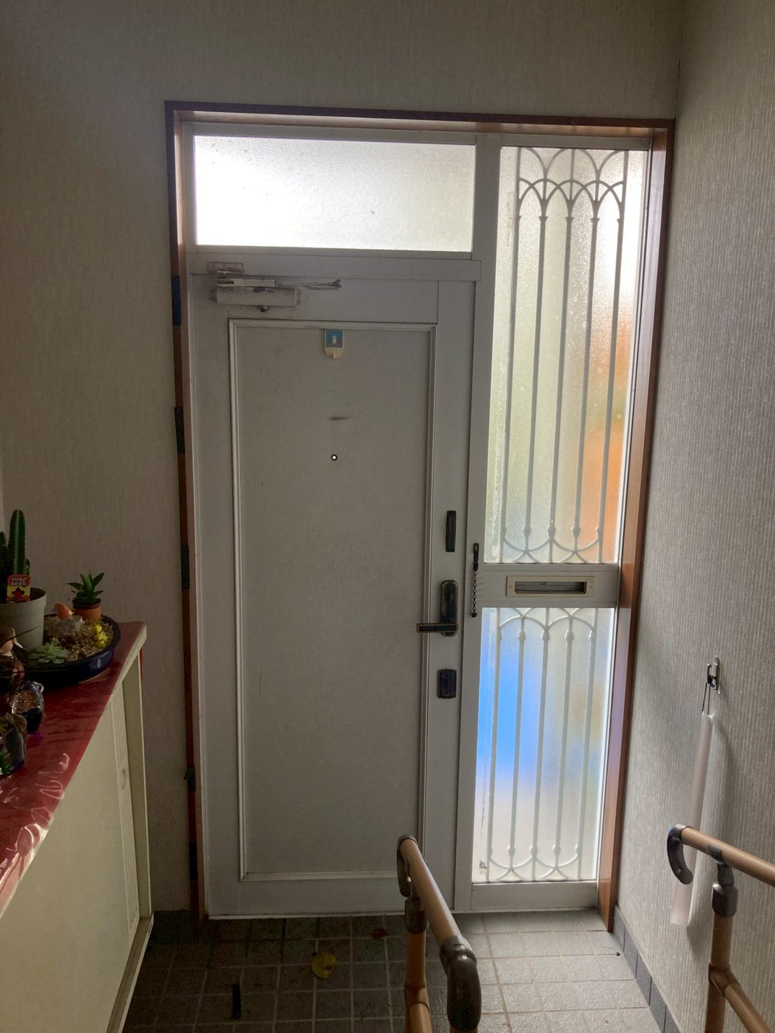 ネットアスの［安曇市］玄関ドア交換＊LIXILリシェント玄関ドアの施工前の写真2