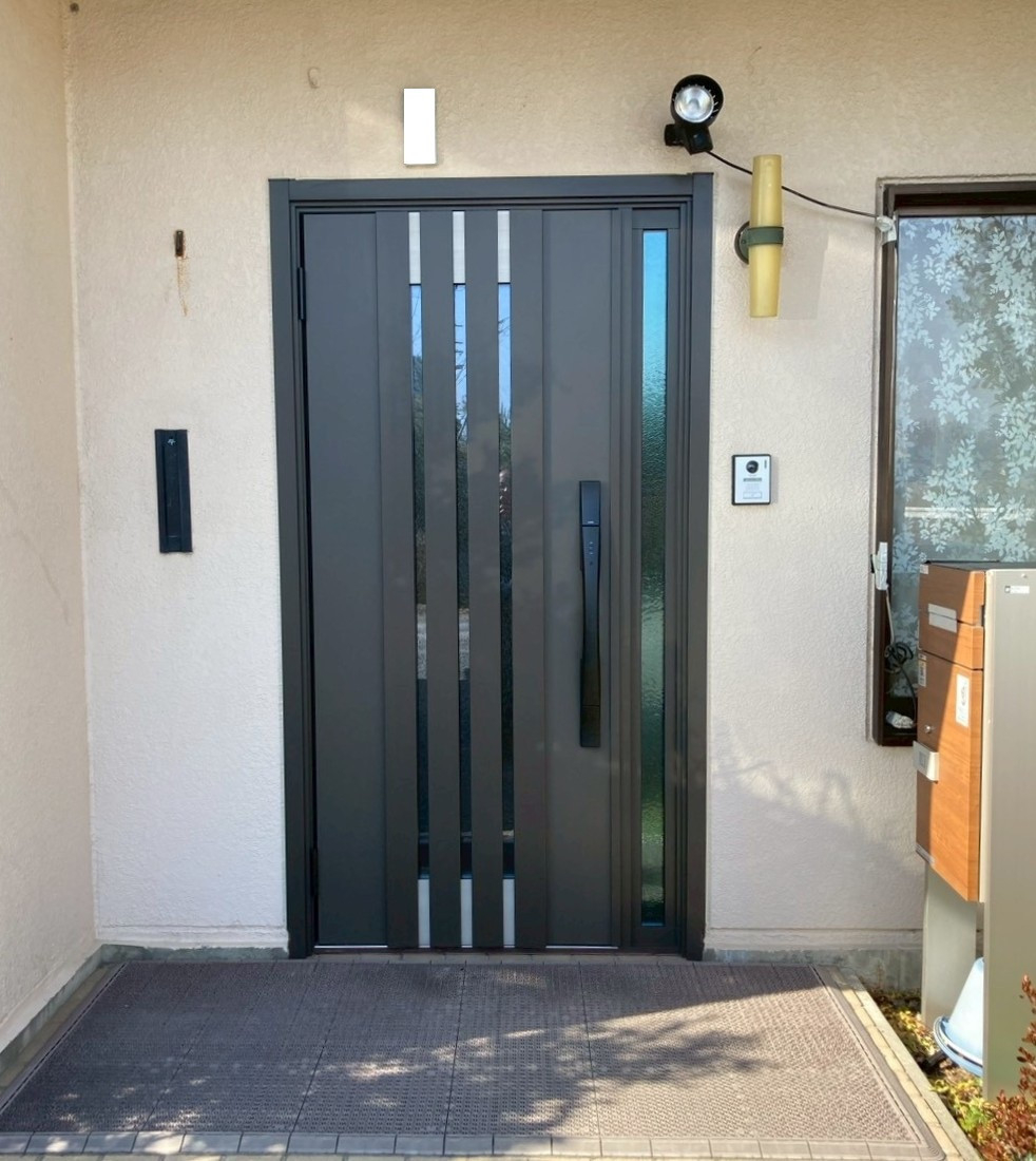 ネットアスの［松本市］玄関ドア【古くなった玄関を新しく！】の施工後の写真1