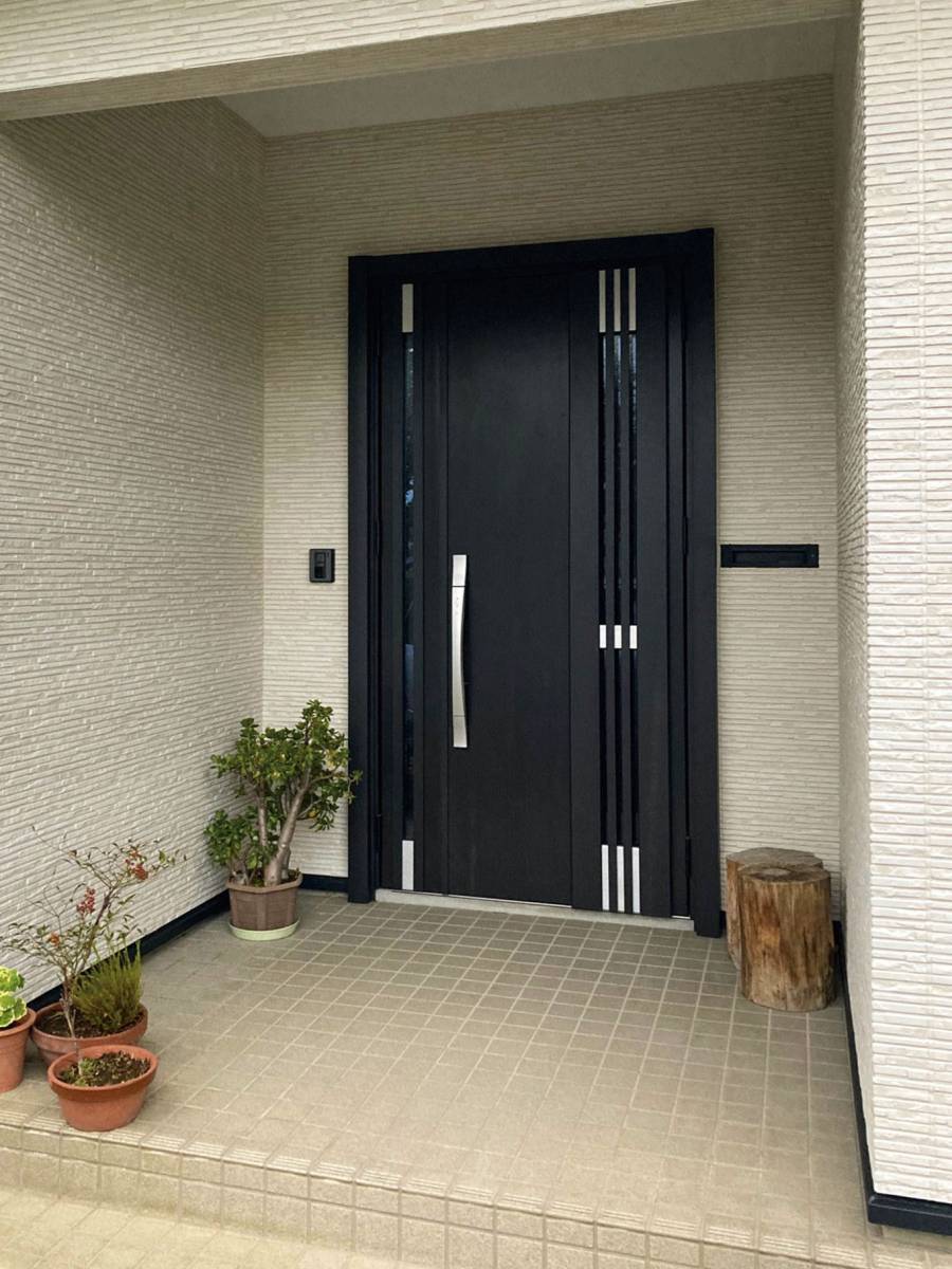 ネットアスの木製玄関ドアを断熱玄関ドアに取替の施工後の写真1