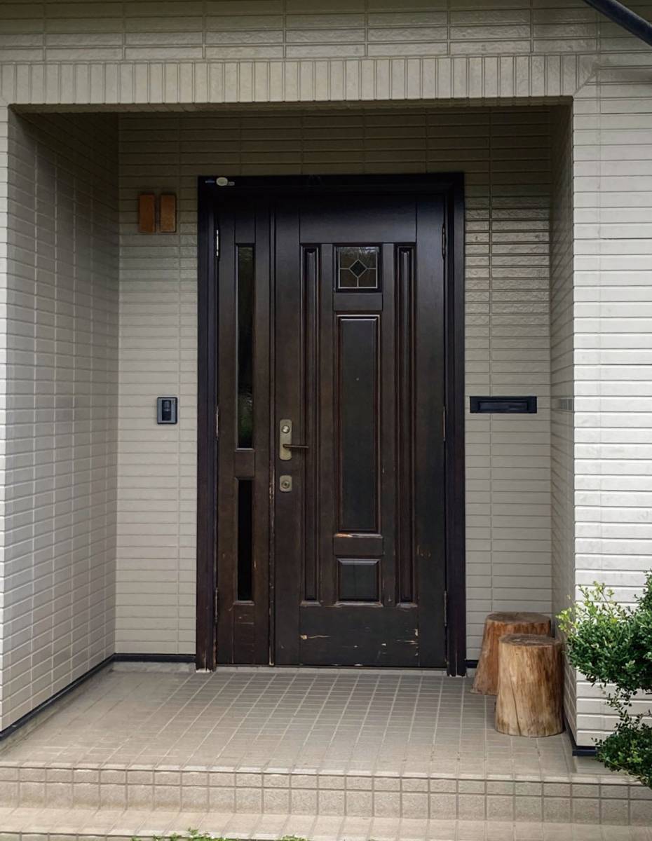 ネットアスの木製玄関ドアを断熱玄関ドアに取替の施工前の写真1
