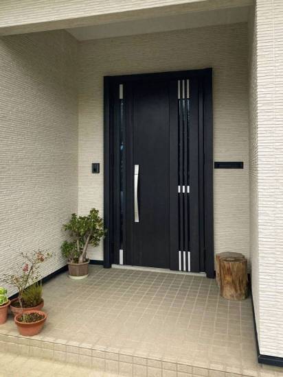 ネットアスの木製玄関ドアを断熱玄関ドアに取替施工事例写真1