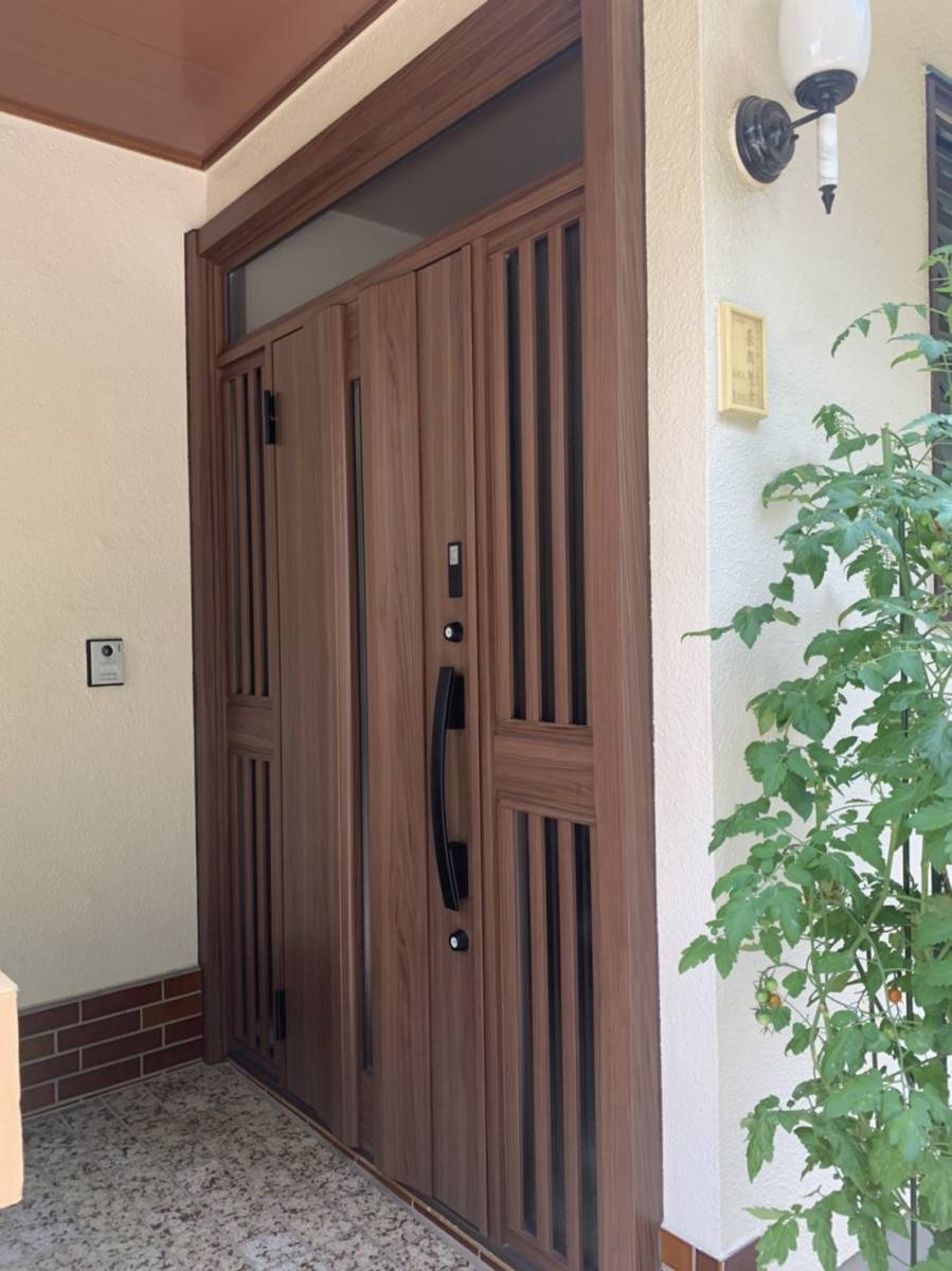 ニチヨシのランマ付き両袖玄関ドアの施工後の写真1