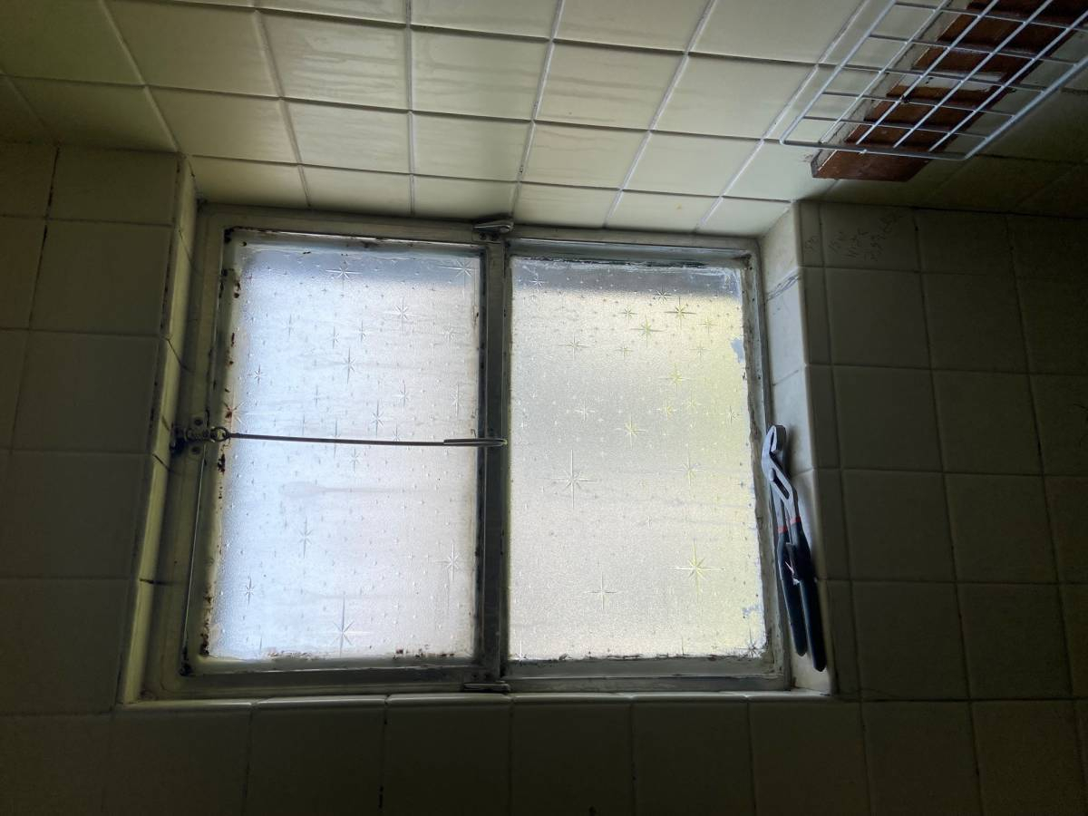 ニチヨシの浴室窓のカバー工事の施工前の写真1