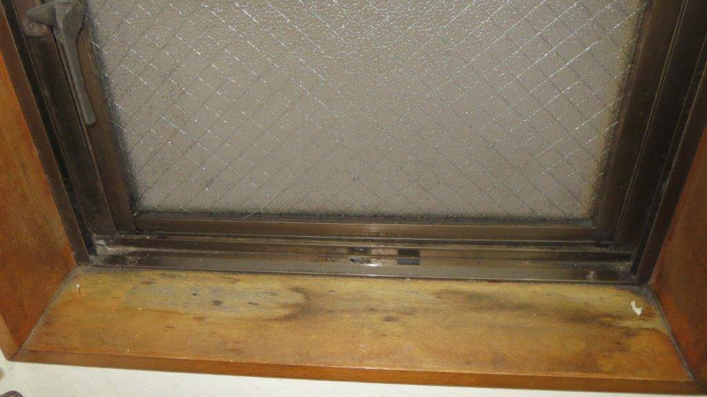 ニチヨシのお風呂場の窓カバー工事～窓面積縮小パターン～の施工前の写真1