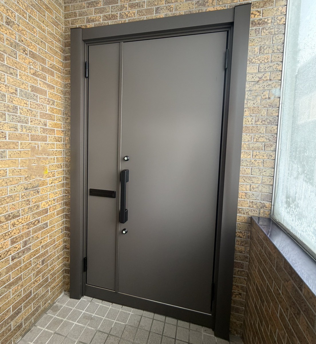 古石商店の窓リノベ２０２６活用で玄関ドアもお得に交換、LIXILのリシェントなら他社よりさらにお得！の施工事例詳細写真1