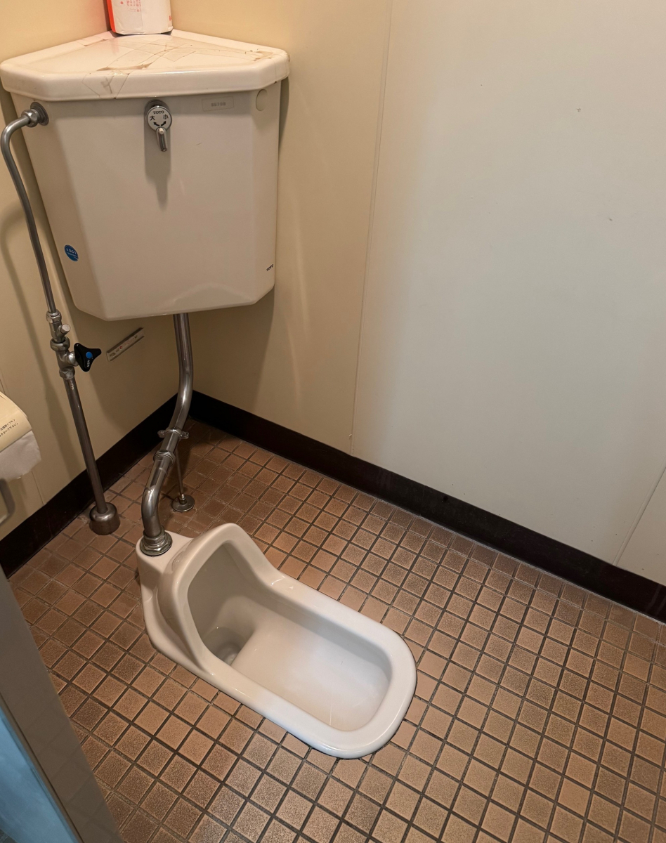 古石商店の某ホームセンターのトイレをリフォーム! 不特定多数の方が使うからこそお掃除しやすく!の施工前の写真1
