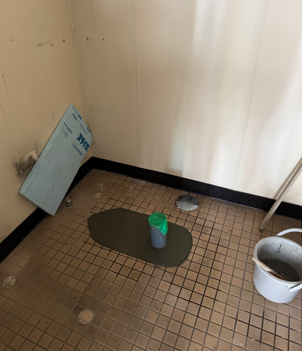 古石商店の某ホームセンターのトイレをリフォーム! 不特定多数の方が使うからこそお掃除しやすく!の施工前の写真2