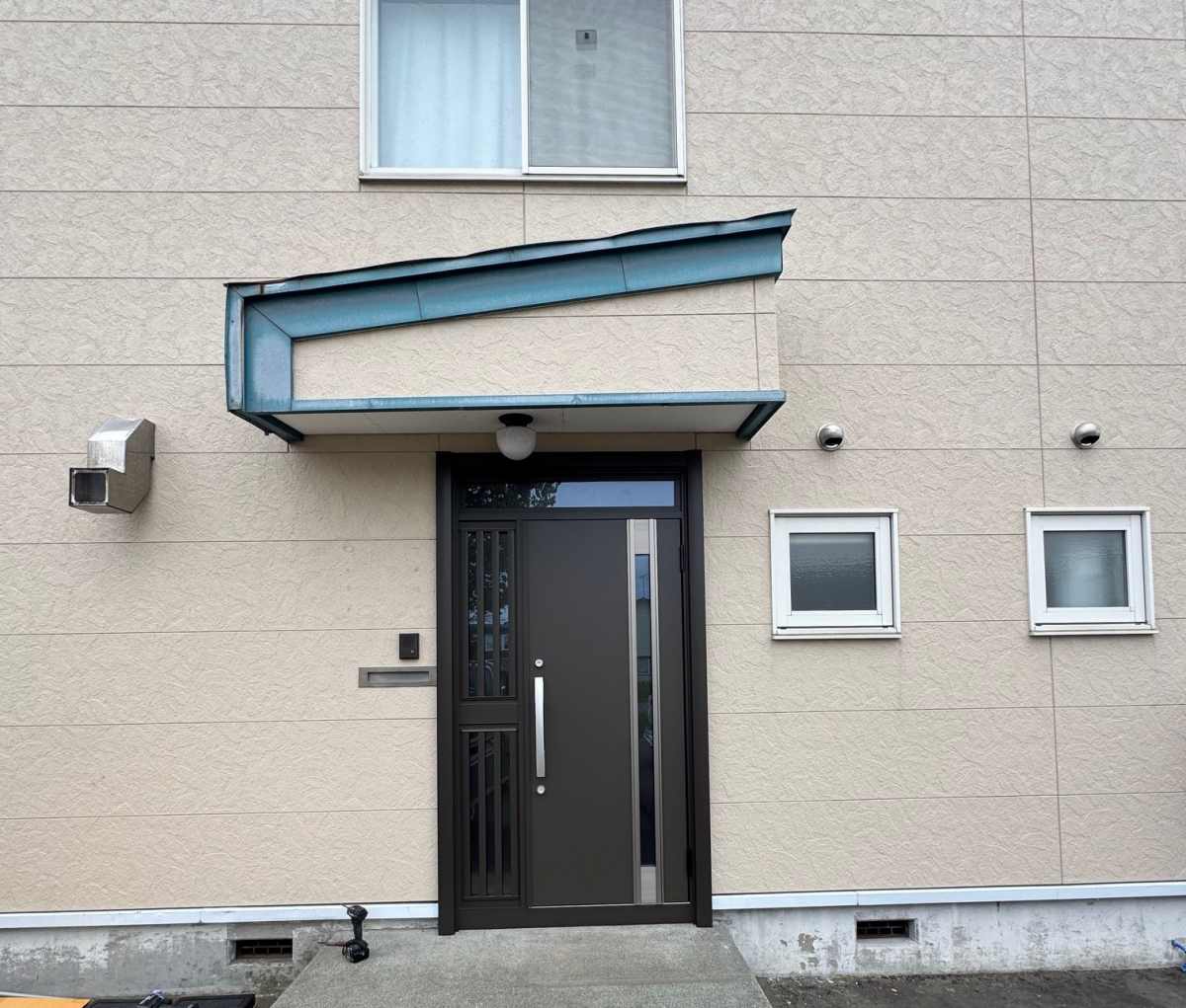 古石商店の灯油代や電気代などの暖房費対策にリフォームドア工事をお勧めします。の施工後の写真2