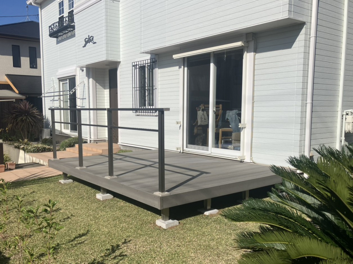 つくば住生活 つくば店の庭を活用するリフォーム！樹ら楽ステージ（木彫）で快適デッキ空間を実現＜茨城県つくば市＞の施工後の写真1