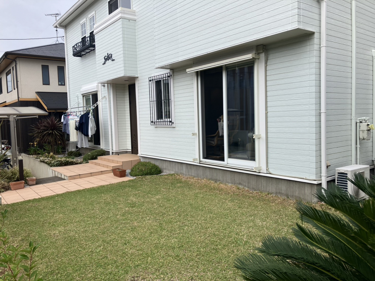 つくば住生活 つくば店の庭を活用するリフォーム！樹ら楽ステージ（木彫）で快適デッキ空間を実現＜茨城県つくば市＞の施工前の写真1