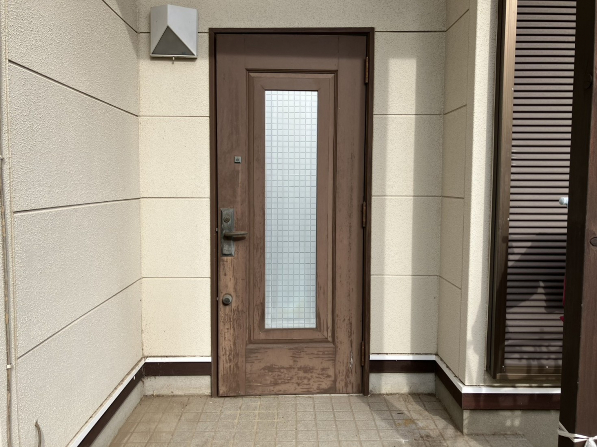 つくば住生活 つくば店の玄関ドアの交換なら補助金対応のリシェントで！断熱性も防犯性もUPな玄関に。＜茨城県つくば市＞の施工前の写真1