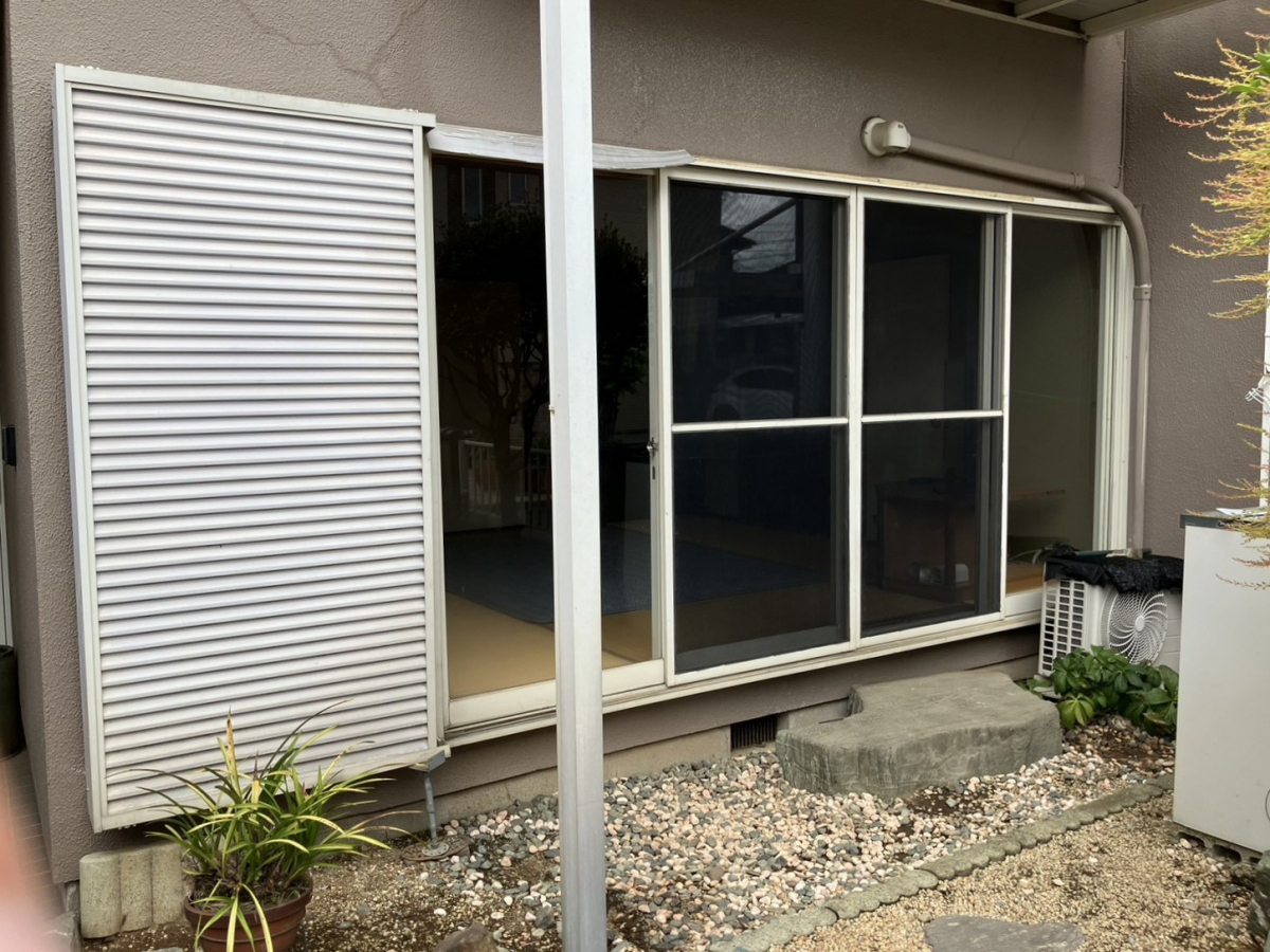 つくば住生活 つくば店の雨戸と窓を一気に新しく。動きも見た目も断熱性も向上した窓まわりリフォーム＜茨城県牛久市＞の施工前の写真1