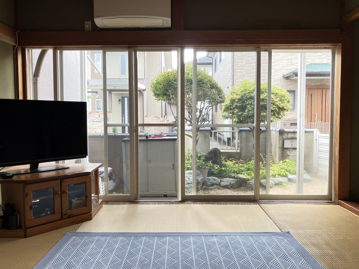 つくば住生活 つくば店の雨戸と窓を一気に新しく。動きも見た目も断熱性も向上した窓まわりリフォーム＜茨城県牛久市＞の施工前の写真2