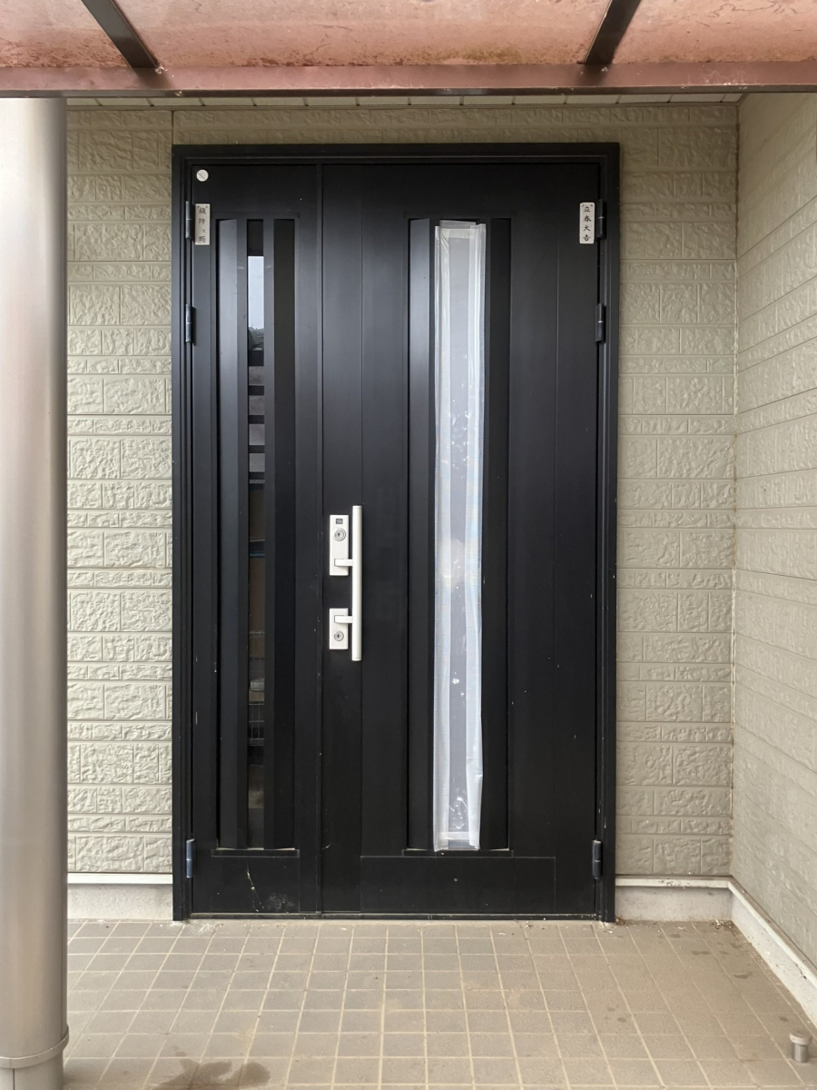 つくば住生活 つくば店の【補助金対象】古くなった玄関を１日で「断熱仕様」の最新ドアへ交換＜茨城県牛久市＞の施工前の写真1