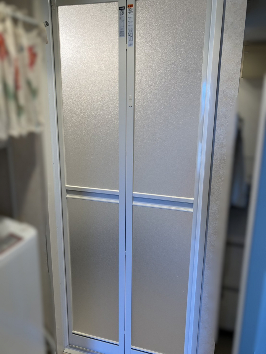 つくば住生活 つくば店の浴室ドア交換＜開きドアから中折れドアへ＞茨城県つくば市の施工例の施工後の写真1