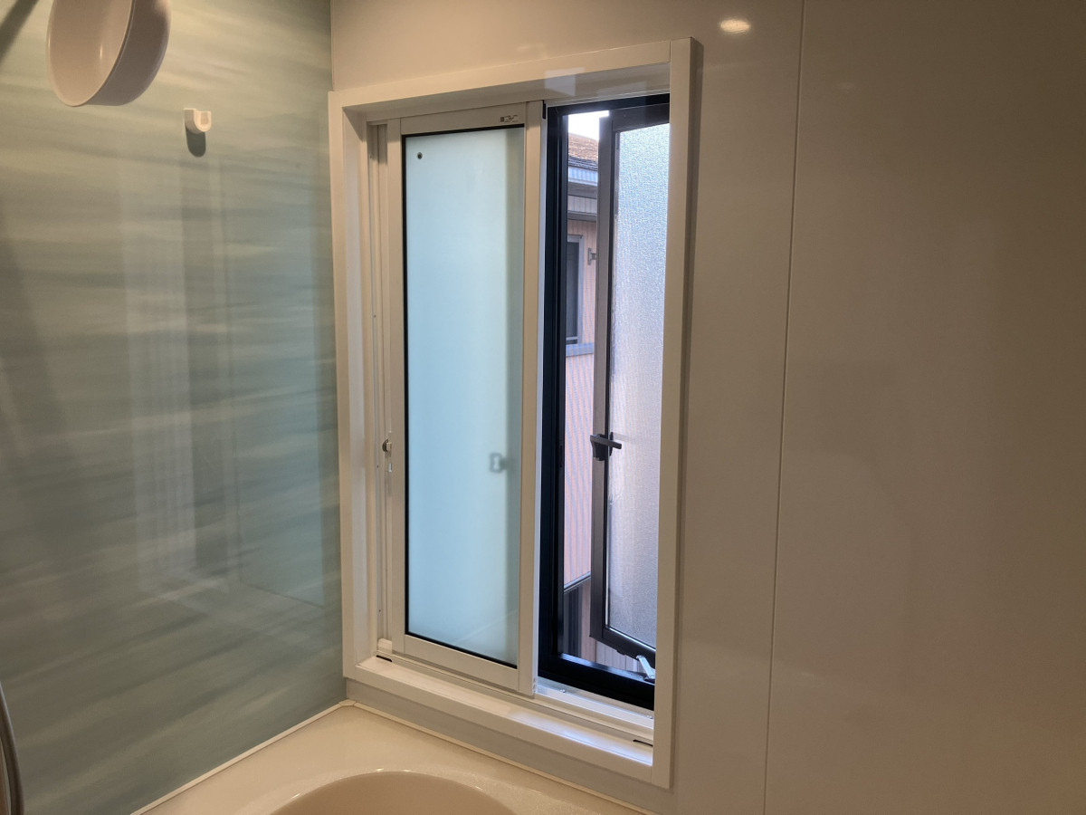 つくば住生活 つくば店の浴室の寒さ対策に｜内窓「インプラス」＋真空ガラス「スペーシアクール」の施工後の写真1