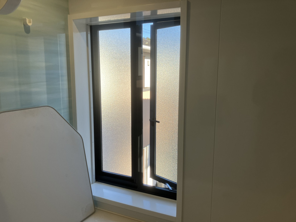つくば住生活 つくば店の浴室の寒さ対策に｜内窓「インプラス」＋真空ガラス「スペーシアクール」の施工前の写真1