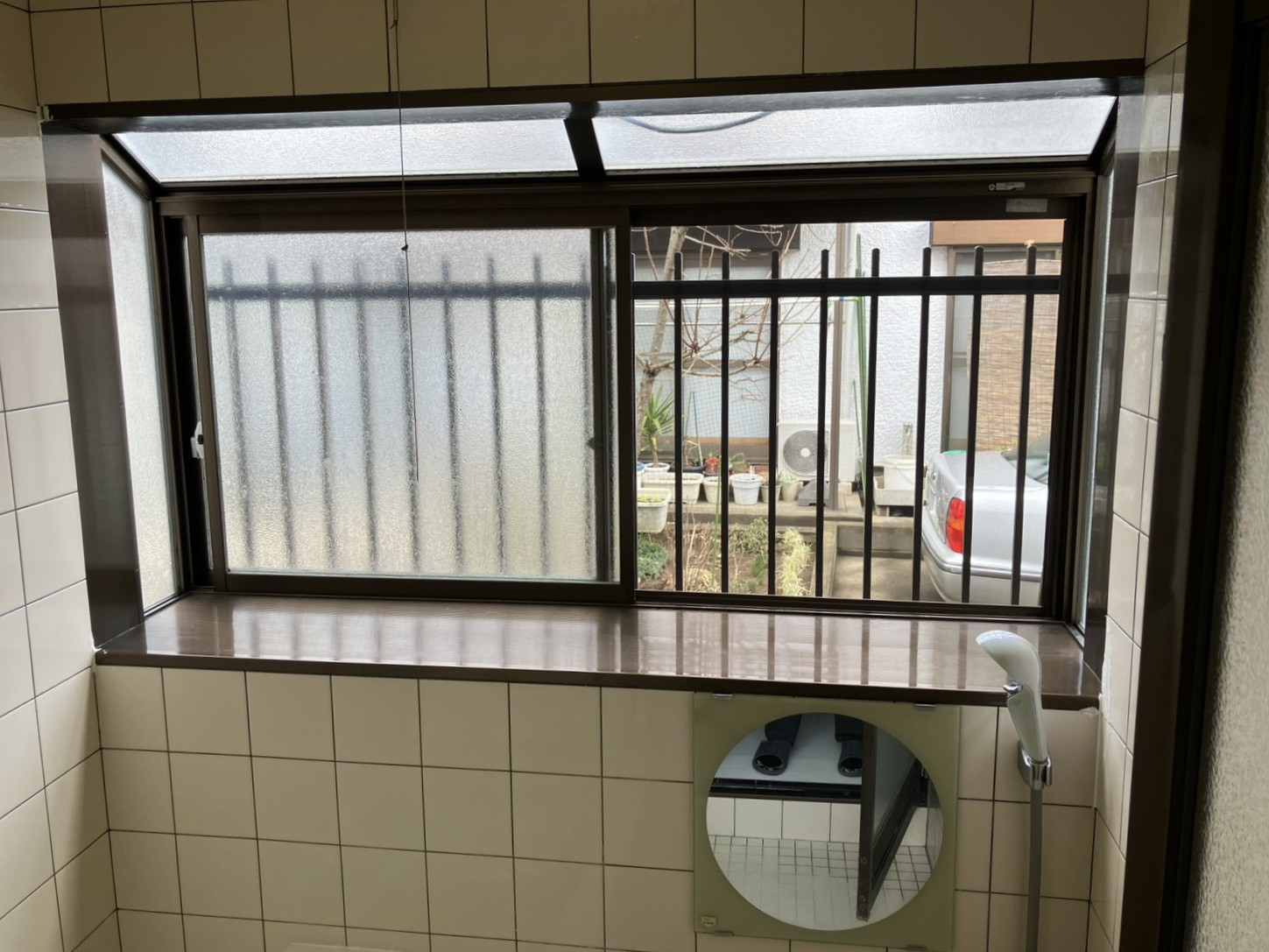 つくば住生活 つくば店の浴室の寒さ対策におすすめ！内窓リフォーム｜茨城県つくば市のLIXIL「インプラス」施工事例の施工前の写真1