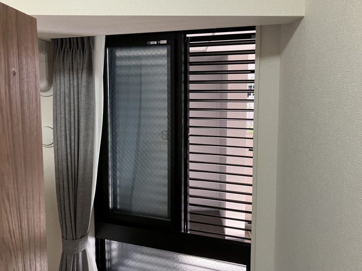 つくば住生活 つくば店のマンション北側の寒さ・廊下の足音対策｜インプラス＋真空ガラスで高断熱・防音リフォーム【補助金対象】の施工前の写真1