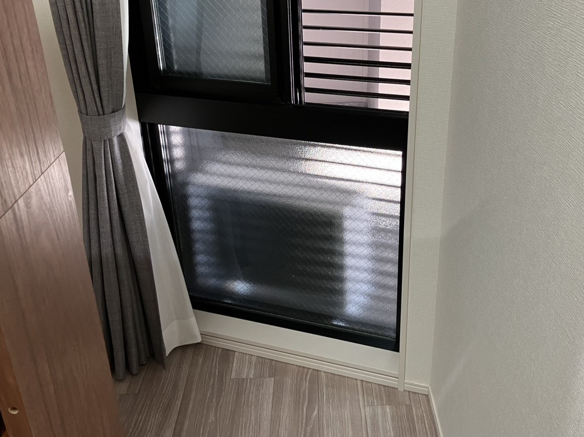 つくば住生活 つくば店のマンション北側の寒さ・廊下の足音対策｜インプラス＋真空ガラスで高断熱・防音リフォーム【補助金対象】の施工前の写真2