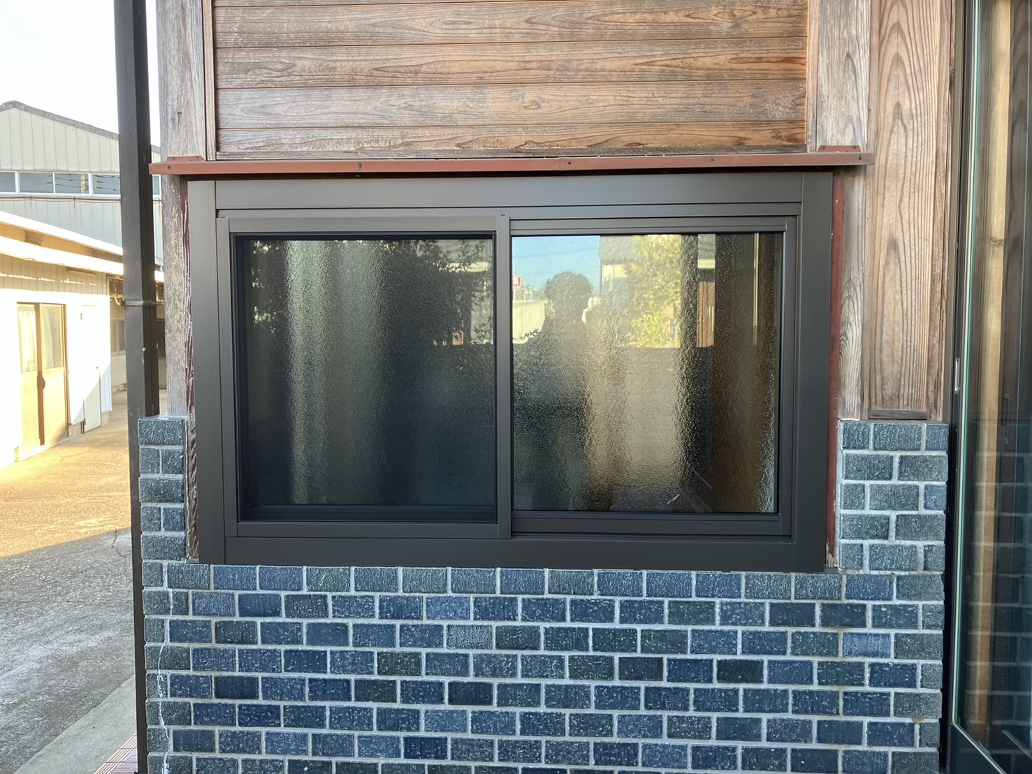 つくば住生活 つくば店の寒かった玄関も窓の交換で暖か快適に｜LIXILリプラスでの取替窓リフォーム＜茨城県つくば市＞の施工後の写真1