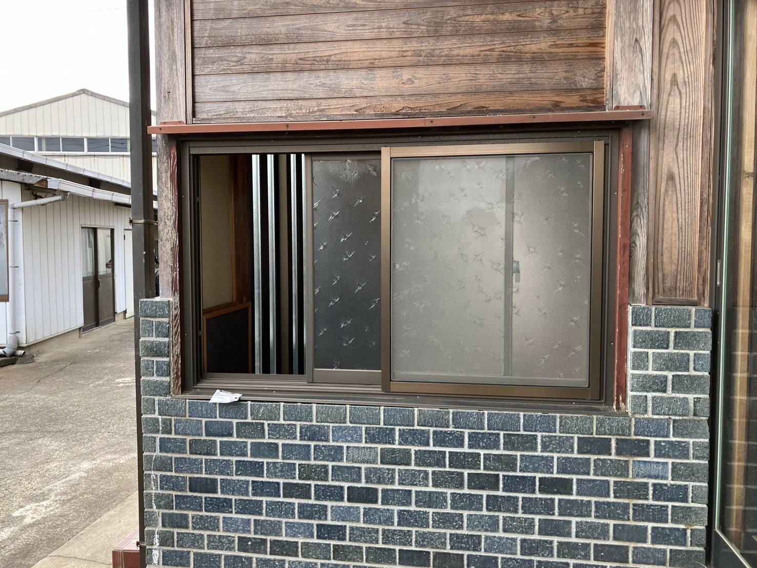 つくば住生活 つくば店の寒かった玄関も窓の交換で暖か快適に｜LIXILリプラスでの取替窓リフォーム＜茨城県つくば市＞の施工前の写真1