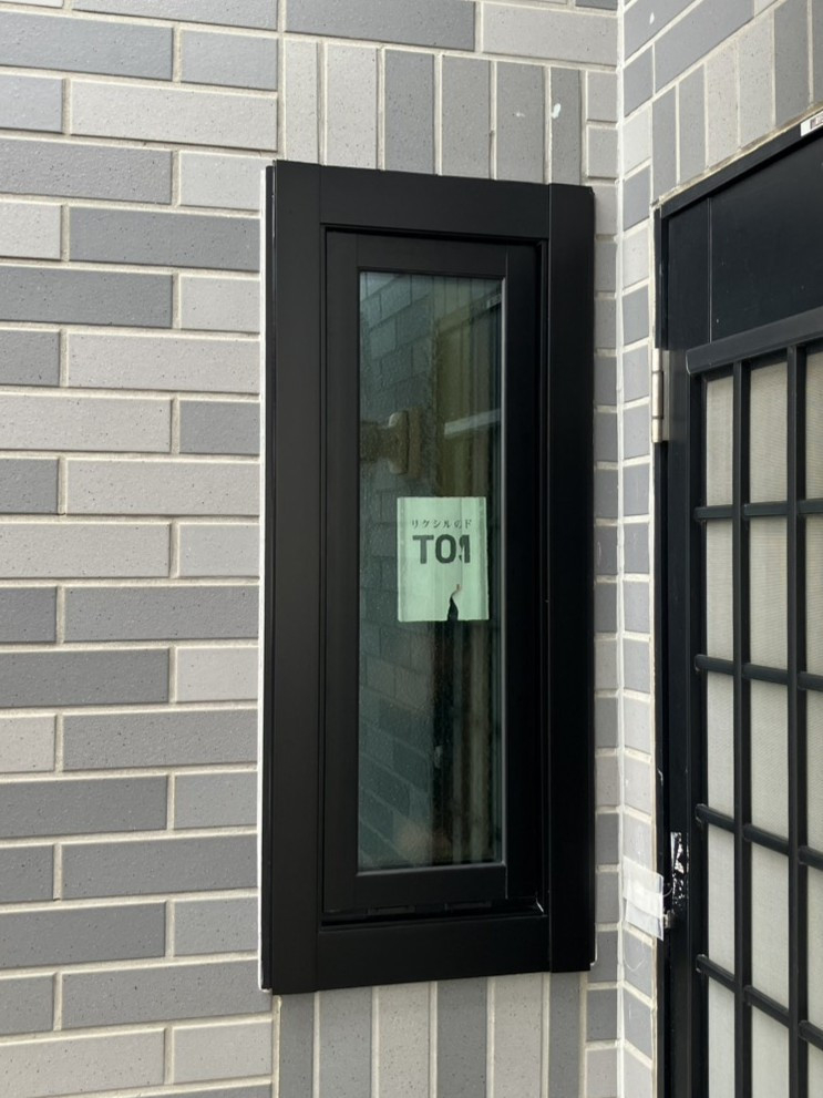 つくば住生活 つくば店の洗面室の寒さ・防犯性を改善！ルーバー窓から高断熱「縦すべり出し窓」へ交換（LIXILリプラス）の施工後の写真1