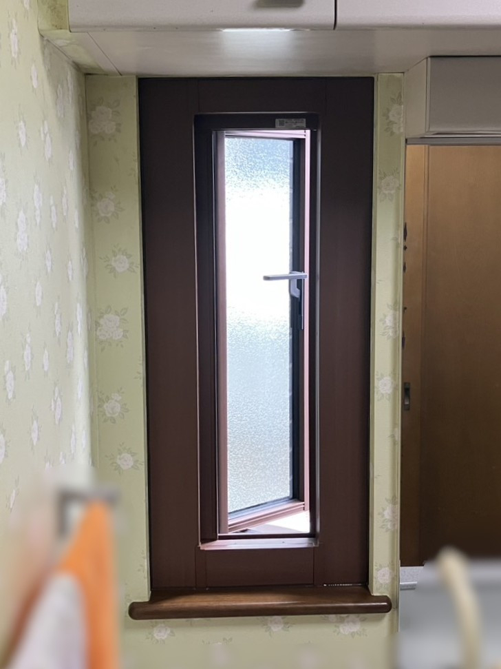 つくば住生活 つくば店の洗面室の寒さ・防犯性を改善！ルーバー窓から高断熱「縦すべり出し窓」へ交換（LIXILリプラス）の施工後の写真2