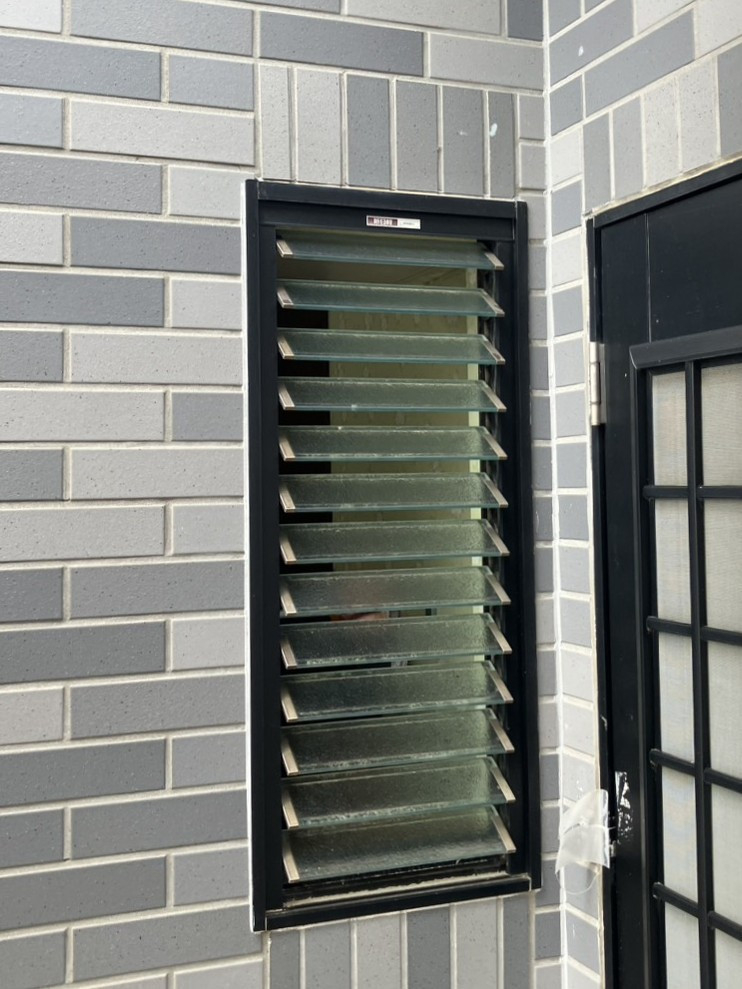 つくば住生活 つくば店の洗面室の寒さ・防犯性を改善！ルーバー窓から高断熱「縦すべり出し窓」へ交換（LIXILリプラス）の施工前の写真1