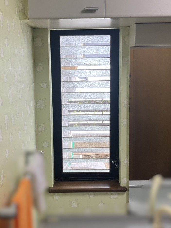 つくば住生活 つくば店の洗面室の寒さ・防犯性を改善！ルーバー窓から高断熱「縦すべり出し窓」へ交換（LIXILリプラス）の施工前の写真2