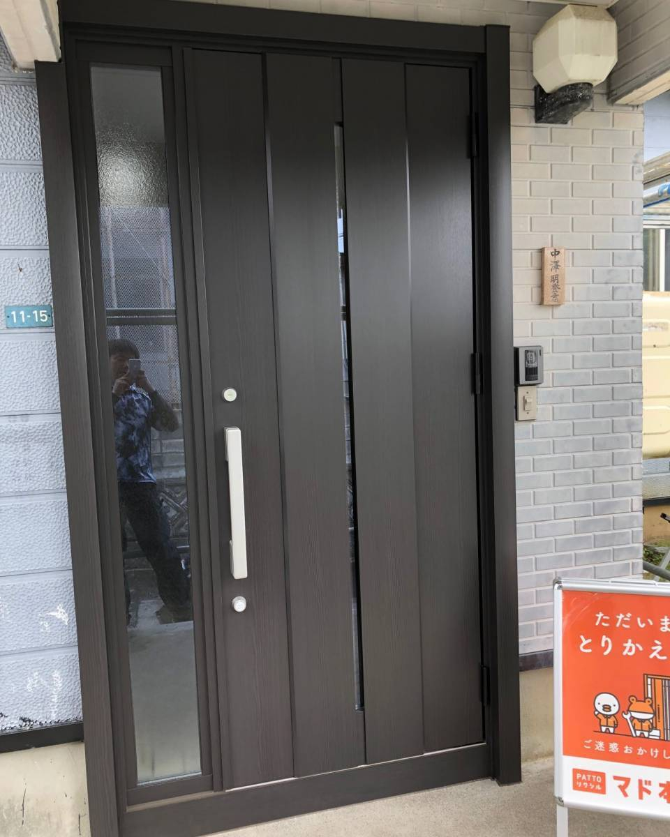 三幸トーヨー住器の玄関ドア（断熱仕様）取替工事　　商品名　LIXILリシェント（断熱性能K2）の施工後の写真1