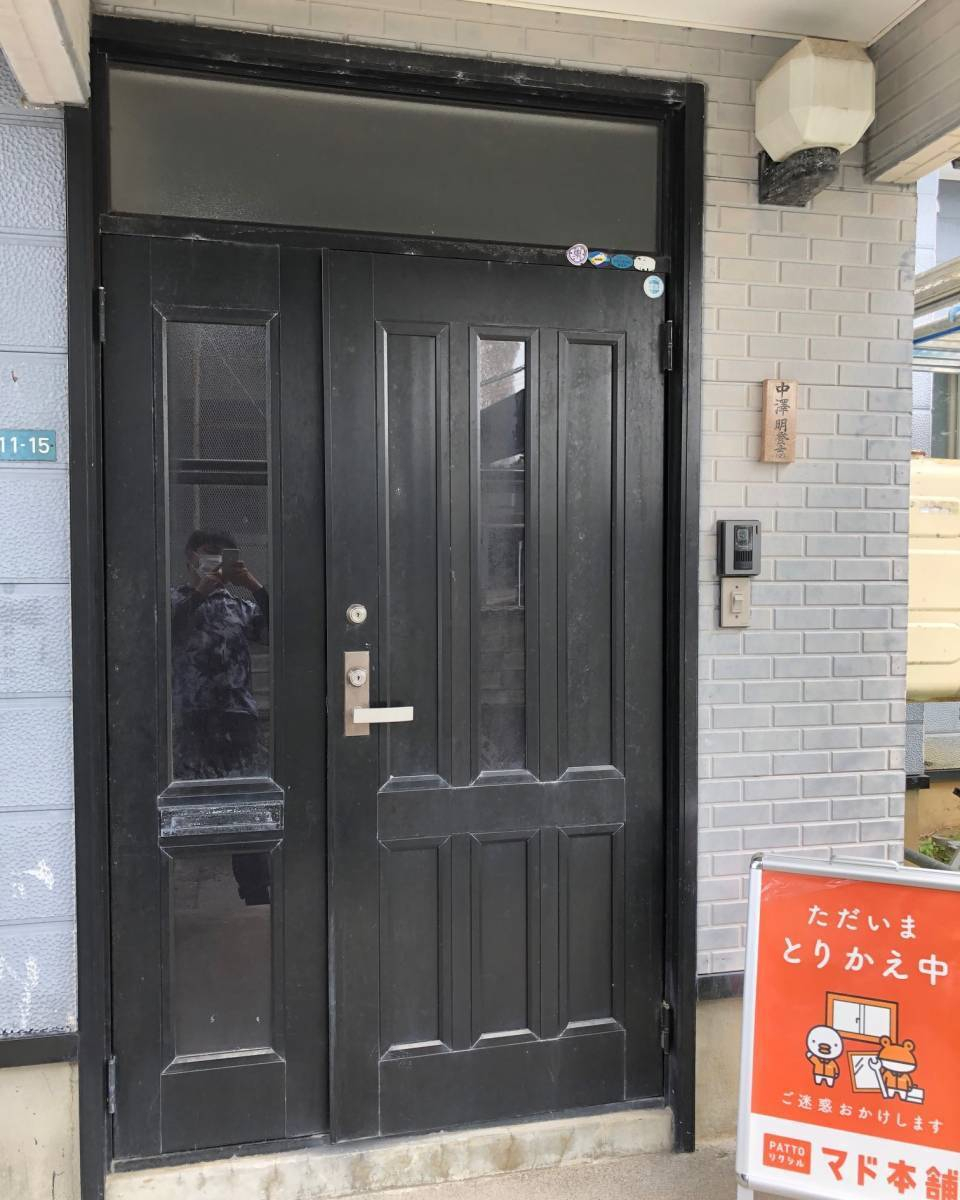 三幸トーヨー住器の玄関ドア（断熱仕様）取替工事　　商品名　LIXILリシェント（断熱性能K2）の施工前の写真1