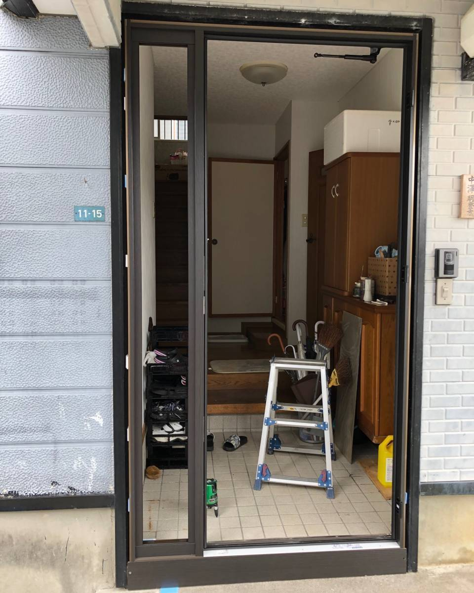 三幸トーヨー住器の玄関ドア（断熱仕様）取替工事　　商品名　LIXILリシェント（断熱性能K2）の施工前の写真2