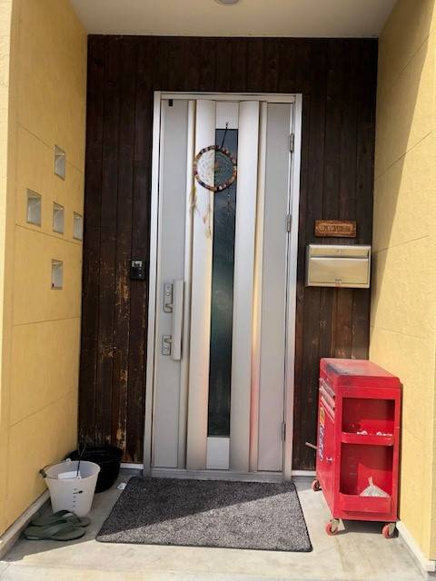 三幸トーヨー住器の機能的で温かい玄関ドアの施工前の写真1