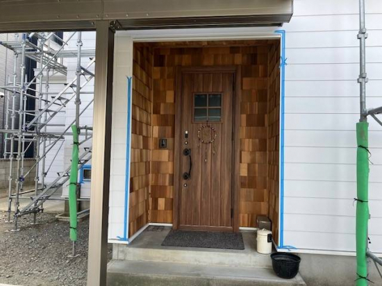 三幸トーヨー住器の機能的で温かい玄関ドア施工事例写真1