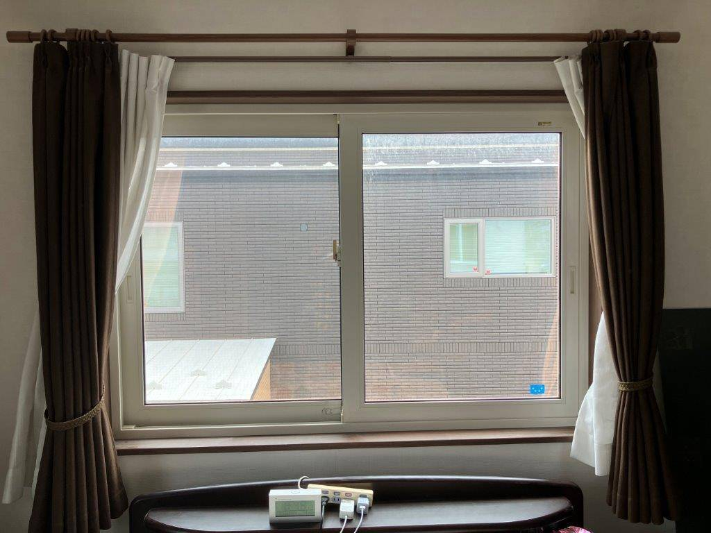 三幸トーヨー住器の窓リノベ補助金を利用して内窓を取付しましたの施工前の写真1