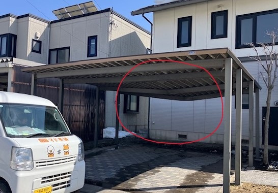 三幸トーヨー住器の住宅屋根からの落雪で・・・・の施工前の写真1