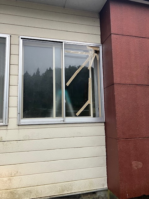 三幸トーヨー住器のガラス修理のご依頼です🪟の施工前の写真1