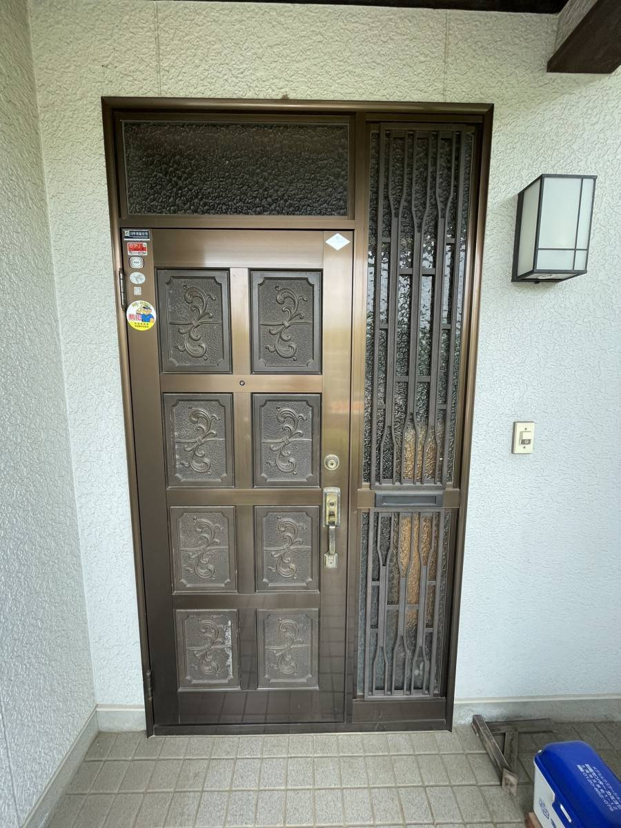マドクターXの玄関ドア改修工事の施工前の写真1