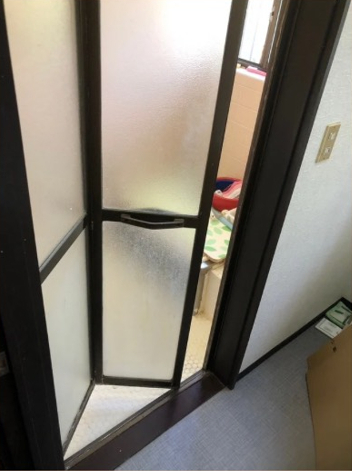 マドクターXの𝟏𝐝𝐚𝐲 リフォーム  リシェント浴室ドアの施工前の写真1